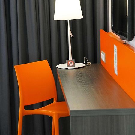 Ibis Styles Caen Centre Gare Hotel Exterior foto