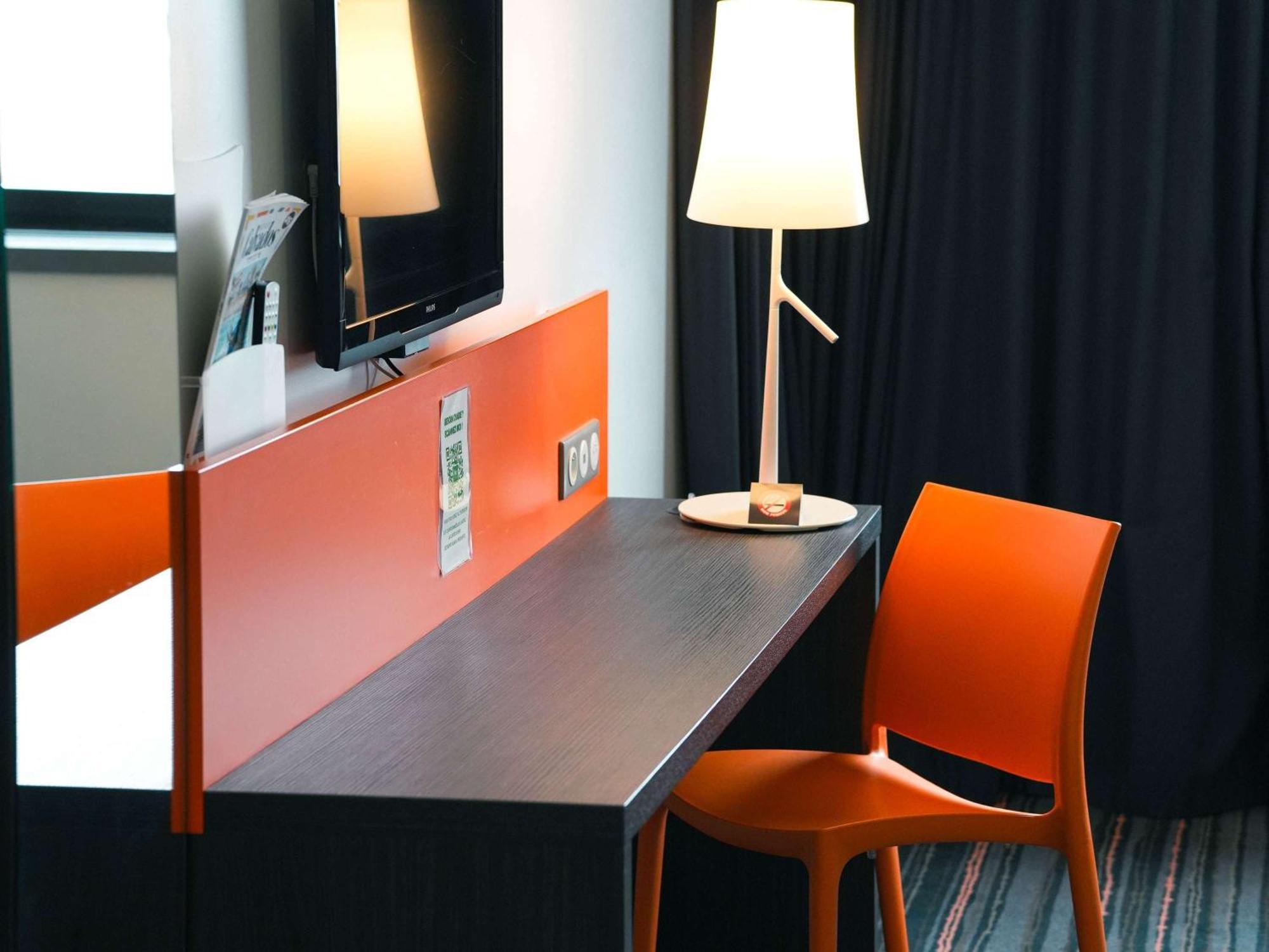 Ibis Styles Caen Centre Gare Hotel Exterior foto