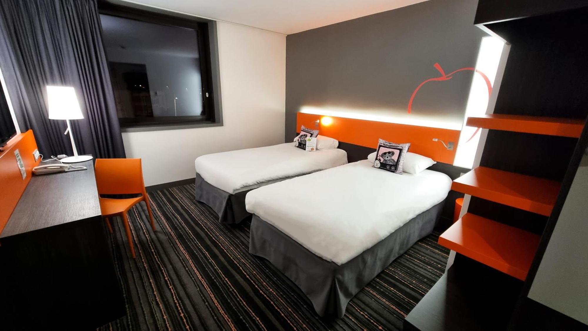 Ibis Styles Caen Centre Gare Hotel Exterior foto